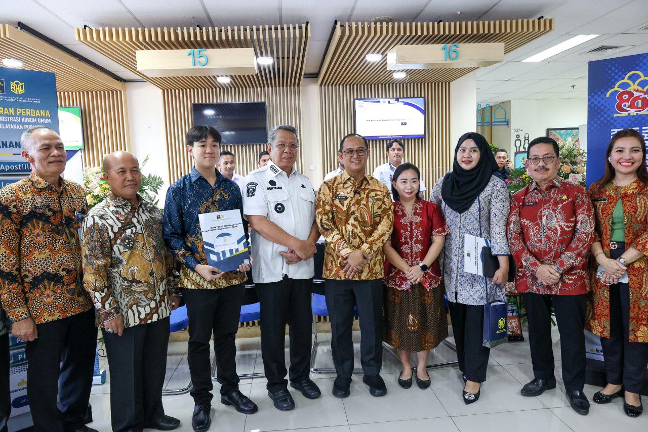 Benyamin dan Direktur Jenderal AHU Kementerian Hukum, Widodo saat di MPP Tangsel.
