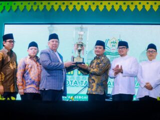 Wali Kota Benyamin saat menyerahkan piala juara umum MTQ Kota Tangsel.