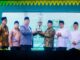 Wali Kota Benyamin saat menyerahkan piala juara umum MTQ Kota Tangsel.