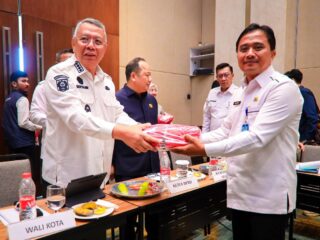 Wali Kota Benyamin saat membagikan bendera merah putih ke jajarannya.