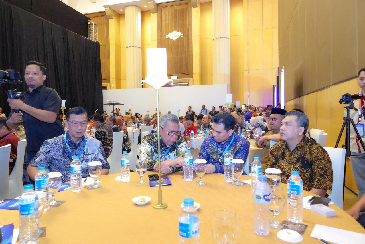 Wali Kota Benyamin Bersama Jajarannya saat menghadiri Forum Smart City Nasional.