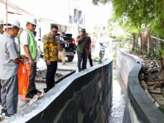 Pilar dan jajarannya saat meninjau pembangunan Drainase di Pamulang.