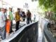 Pilar dan jajarannya saat meninjau pembangunan Drainase di Pamulang.