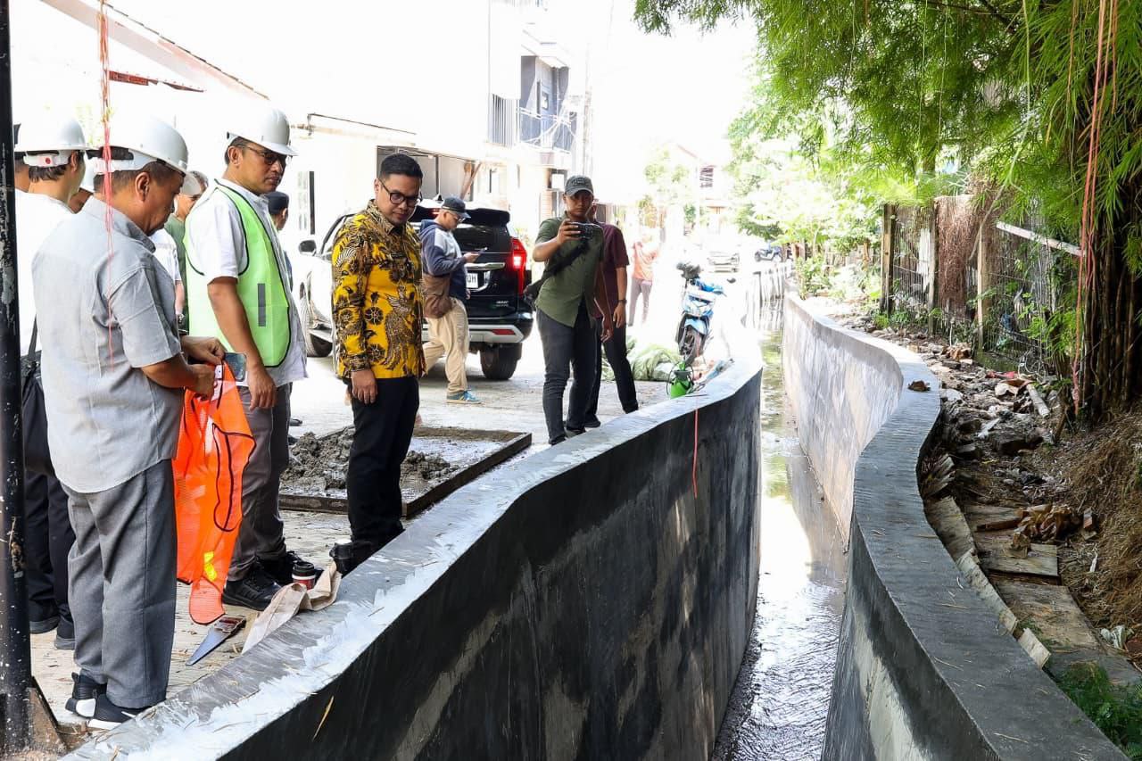 Pilar dan jajarannya saat meninjau pembangunan Drainase di Pamulang.