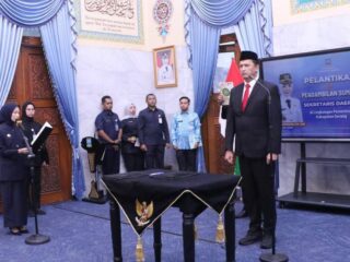Bupati Zakiyah saat melantik Zaldi Dhuhana menjadi Sekretaris Daerah (Sekda) Kabupaten Serang.