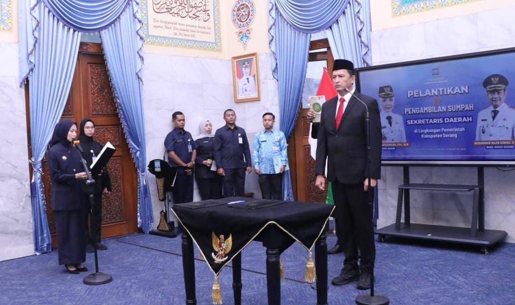 Bupati Zakiyah saat melantik Zaldi Dhuhana menjadi Sekretaris Daerah (Sekda) Kabupaten Serang.