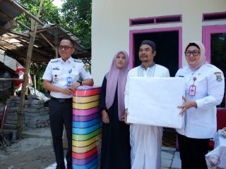 Wabup Intan turun langsung memberikan program bedah rumah yang sudah selesai ke warga.