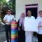 Wabup Intan turun langsung memberikan program bedah rumah yang sudah selesai ke warga.