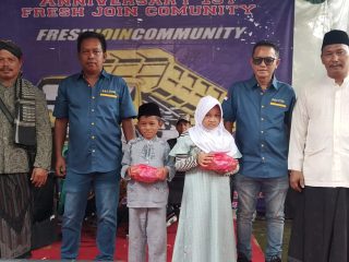 Ketua Komunitas Dum Truk Fresh Join Community saat bersama para anak yatim.