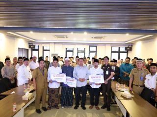 Bupati Maesyal Serahkan Bantuan Program Sanitren di Kantor Bappeda Kabupaten Tangerang