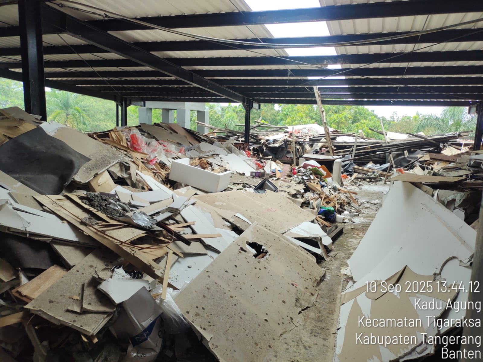 Puing-Puing Sampah Bangunan yang menumpuk di dalam gedung PU Kabupaten Tangerang.