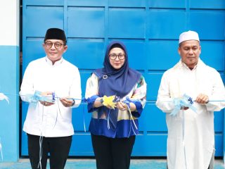 Wabup Intan bersama Kepala Kemenag Kabupaten Tangerang, H. Ade Baijuri saat meresmikan Dapur MBG.