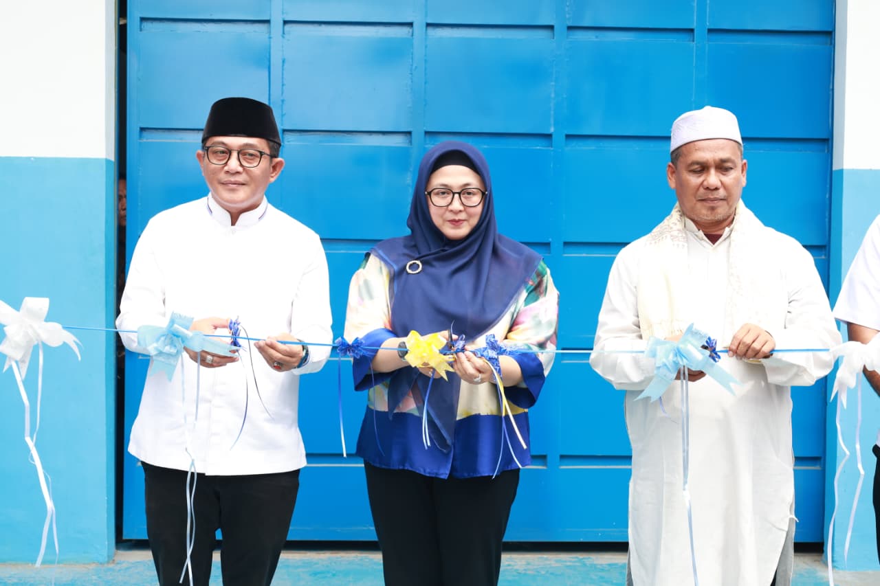 Wabup Intan bersama Kepala Kemenag Kabupaten Tangerang, H. Ade Baijuri saat meresmikan Dapur MBG.