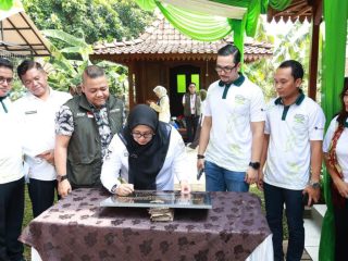 Wabup Intan saat meresmikan kegiatan aksi menanam pohon di Pagedangan.
