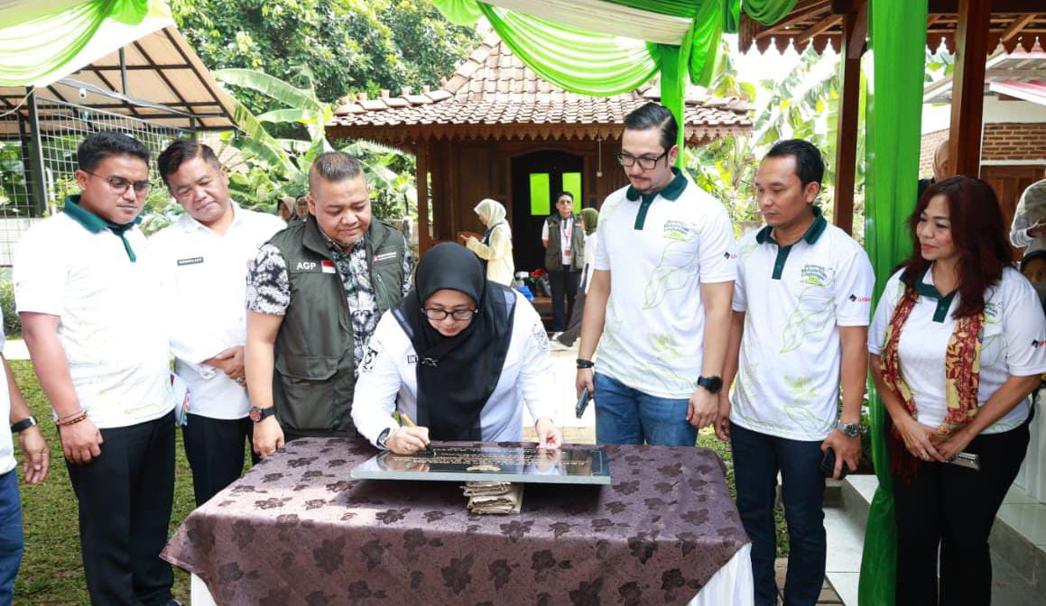 Wabup Intan saat meresmikan kegiatan aksi menanam pohon di Pagedangan.