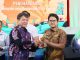 Kepala Bappeda Kabupaten Tangerang, Ujang Sudiartono saat menyerahkan penghargaan dalam acara tersebut.