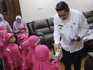 Maryono Bahagia Bersama Anak-anak Usia Dini