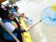 Wabup Intan saat mengambil sampah di sungai Cisadane.