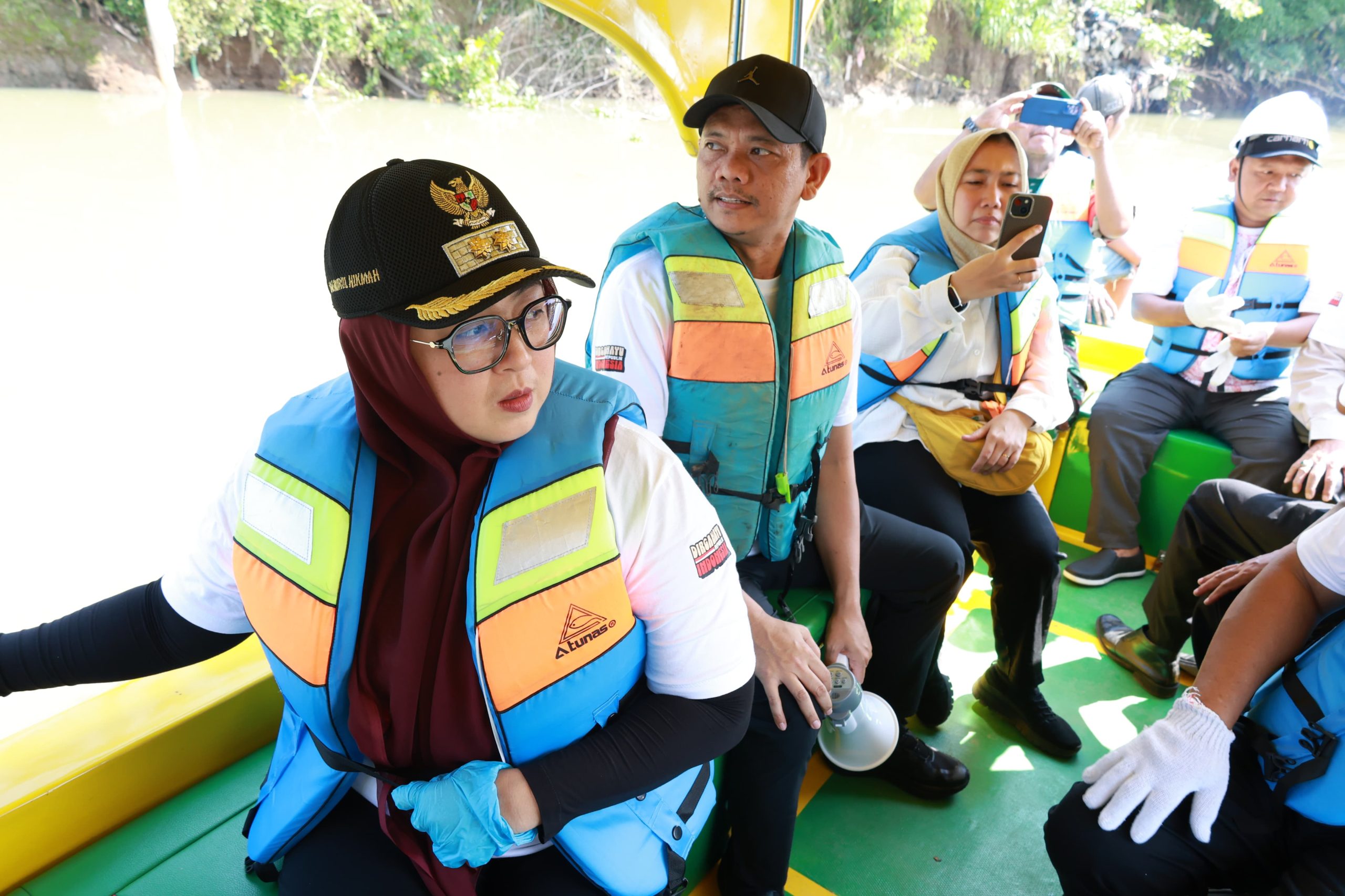 Wabup Intan dan jajarannya saat menyusuri sungai Cisadane.