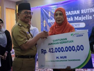 Pemkot Tangerang Berikan Santunan JKM ke Guru Ngaji dan RT RW