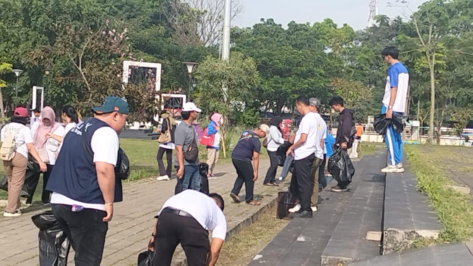 Aksi Bersih-bersih lingkungan.