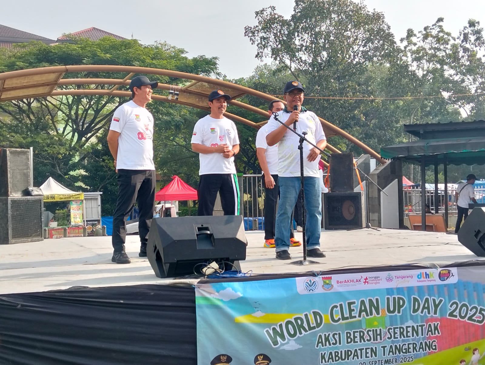 Kepala Dinas Lingkungan Hidup dan Kebersihan (DLHK) Kabupaten Tangerang, Ujat Sudrajat saat menyampaikan sambutannya dalam aksi bersih-bersih lingkungan bersama warga.
