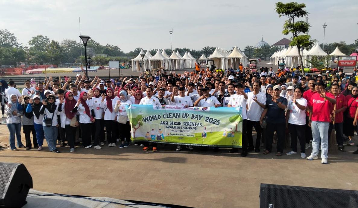 DLHK Kabupaten Tangerang saat gelar aksi Bersih-bersih lingkungan bersama masyarakat.