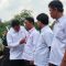 Bupati Maesyal saat menyematkan lencana penghargaan ke Suparji Rustam Relawan PMI Kabupaten Tangerang.