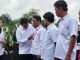 Bupati Maesyal saat menyematkan lencana penghargaan ke Suparji Rustam Relawan PMI Kabupaten Tangerang.