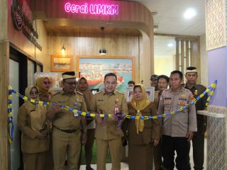 Sekda Soma saat meresmikan peluncuran Gerai UMKM Kecamatan Kosambi.