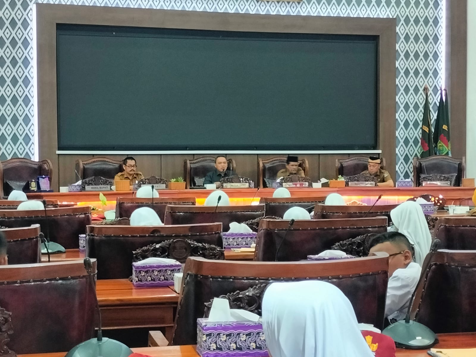 Para siswa SDN Pasar Kemis 3 saat belajar di gedung DPRD Kabupaten Tangerang.
