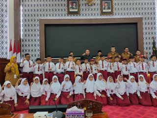 Ketua Muhamad Amud Berikan Motivasi Siswa SDN Pasar Kemis 3 yang Kunjungi DPRD Kabupaten Tangerang