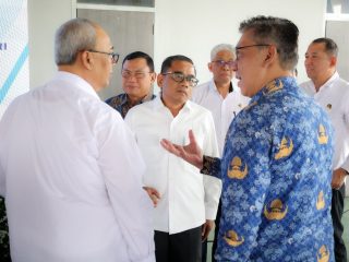 Sekda Bambang saat bersama Anggota Komisi V DPR RI di Terminal Pondok Cabe.