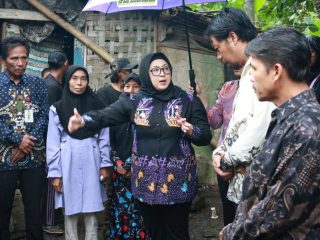 Hujan-hujanan, Wabup Intan Tinjau RTLH di Desa Patrasana Kresek