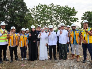 Gubernur Andra Soni Bersama Ketua DPRD Fahmi Hakim Tinjau Normalisasi Sungai Cibanten