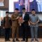 Sekda Deden dan Wakil Ketua DPRD Banten Bahrum saat di Rapat Paripurna DPRD Banten.