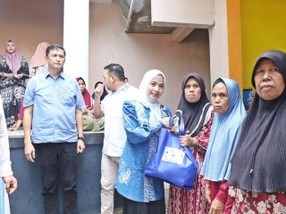 Bupati Zakiyah Bagikan 1.000 Paket Sembako di Pabuaran