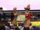 Bupati Maesyal saat menyerahkan penghargaan kepada Kajari Afrillianna Purba.