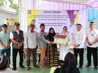 Wabup Intan didampingi Sekdis Dadan saat menyerahkan 10 Rumah Program Bedah RTLH untuk warga Pakulonan Barat, Kelapa Dua.