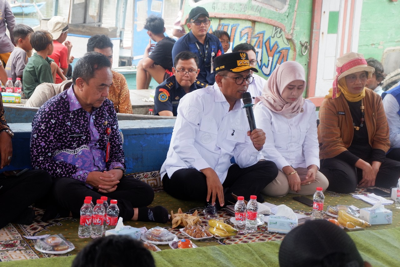 Sekda Soma Dampingi Gubernur Andra Soni dialog bersama nelayan Kronjo.
