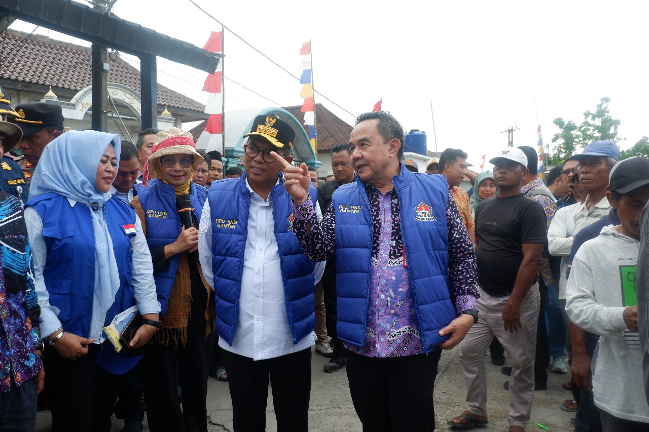Sekda Soma saat mendampingi Gubernur Andra Soni kunjungan ke Nelayan Kronjo.