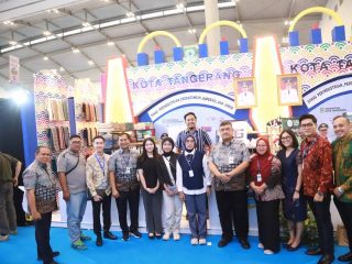 Kepala Disperindagkop UKM Kota Tangerang Suli Rosadi (lima dari kanan) foto bersama dengan pelaku usaha UMKM Kota Tangerang Trade Expo Indonesia dan Pangan Nusa 2025 di ICE BSD.