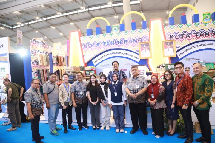 Kepala Disperindagkop UKM Kota Tangerang Suli Rosadi (lima dari kanan) foto bersama dengan pelaku usaha UMKM Kota Tangerang Trade Expo Indonesia dan Pangan Nusa 2025 di ICE BSD.