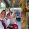 Para siswa SD saat mencoba layanan bus sekolah gratis.