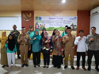 Wabup Intan Didampingi Camat Yusuf saat mengunjungi Sekolah Lansia di Desa Caringin, Kecamatan Legok.