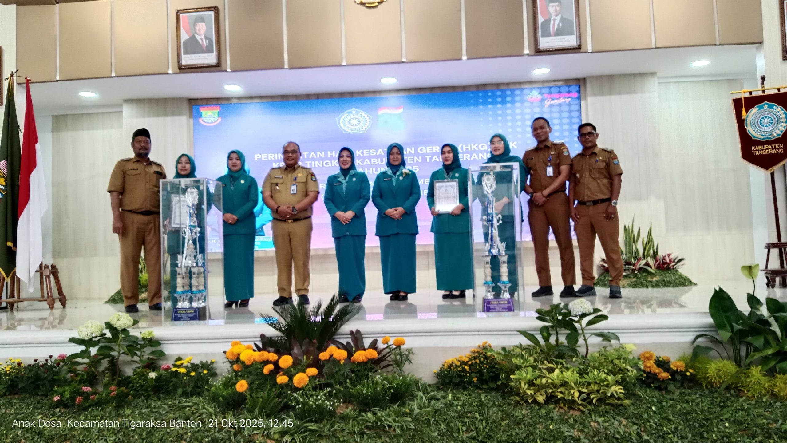 TP PKK Desa Muara dan TP PKK Kecamatan Teluknaga saat meraih juara umum Binwil PKK tingkat Kabupaten Tangerang.