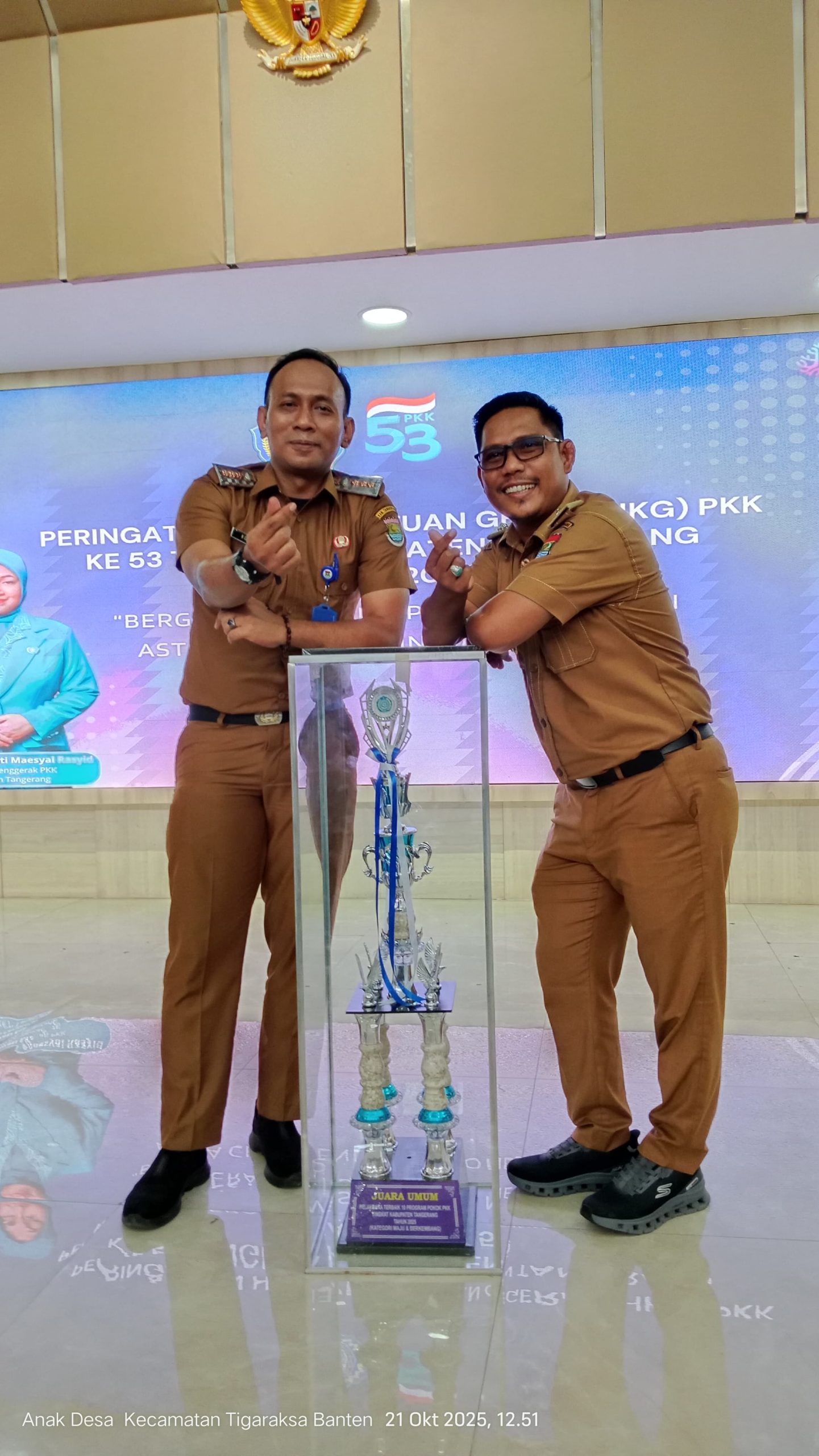 TP PKK Desa Muara dan TP PKK Kecamatan Teluknaga saat meraih juara umum Binwil PKK tingkat Kabupaten Tangerang.