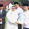 Bupati Maesyal dan Wabup Intan saat memberikan buku untuk santri.