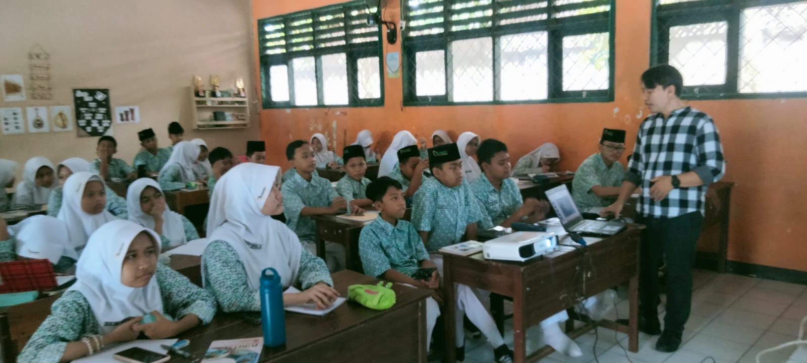 Para siswa saat diberi pelatihan literasi oleh Pengurus JMSI.