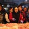 Wabup Intan saat mengecek pedagang daging.